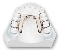 (B) 顎の幅を拡げて、永久歯が並ぶ隙間を作る。02